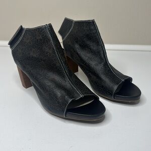 L' Artiste Spring Step FAB Black Leather Sling Back Peep Toe 3" Heel Shoe 42